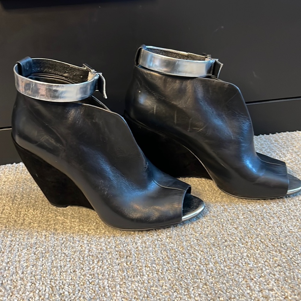 LOVIN’ KENNETH COLE SILVER ANKLE STRAP